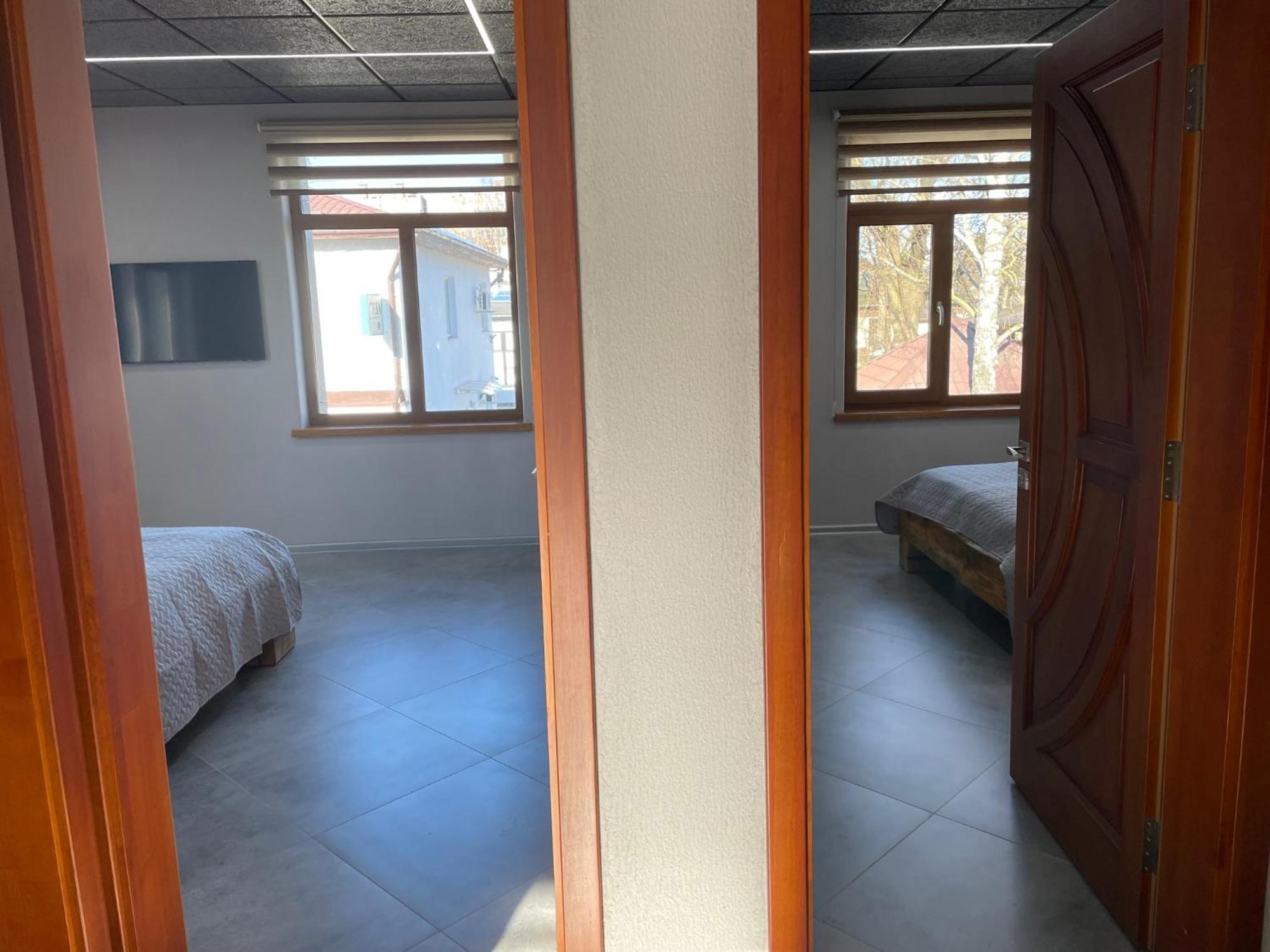 Huoneisto Brivibas - North & South, Free Privat Parking, Free Wifi, Self Check-in