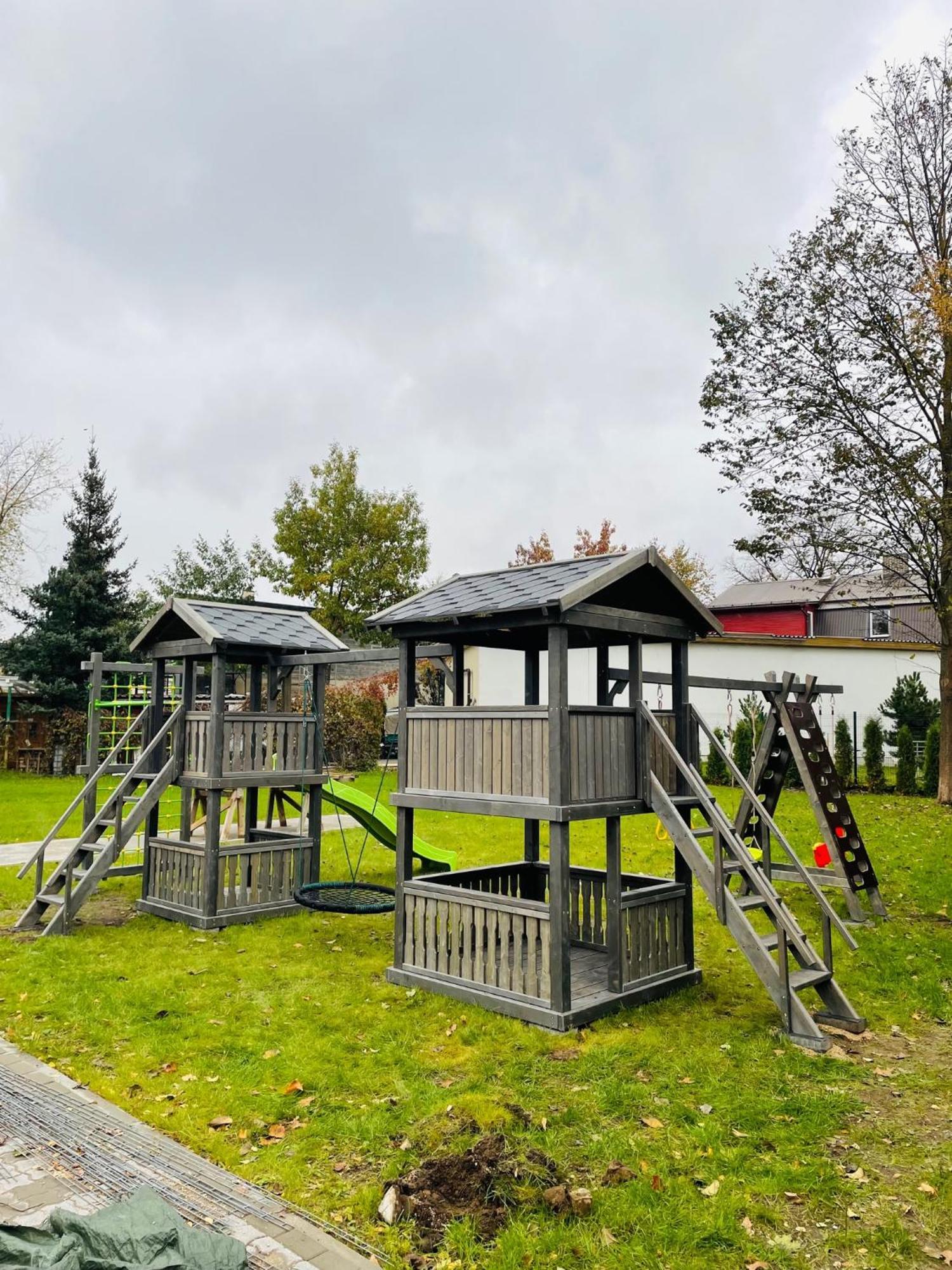 Huoneisto Brivibas - North & South, Free Privat Parking, Free Wifi, Self Check-in